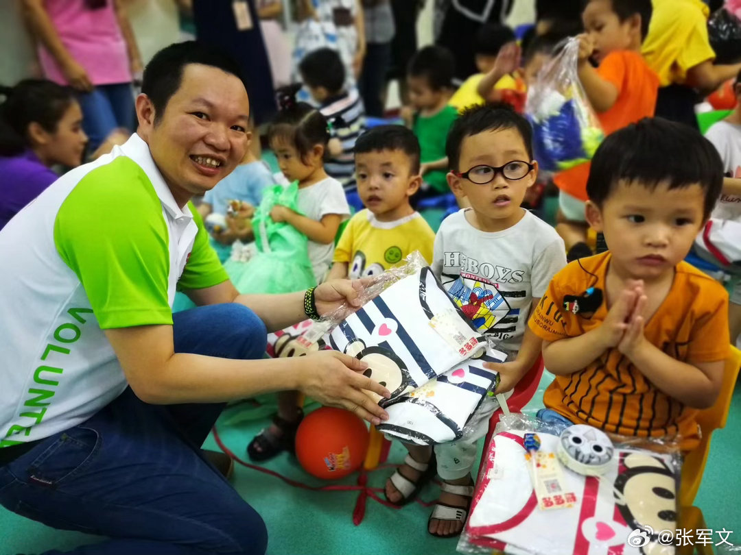 看见公益 20多年，8000小时。数字背后，是无数次的“看见”与“被需要”。当帮