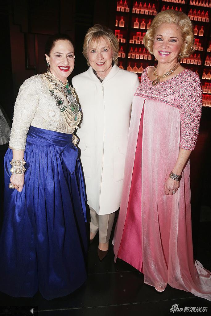 女人老了也可以优雅美丽，和希拉里合影的这些老妇人气质并不比希拉里差哦。