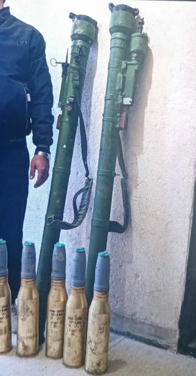 伊朗缴获的走私武器，其中手枪一大堆。这些走私武器都是伊朗情报部门在库尔德斯坦省缴