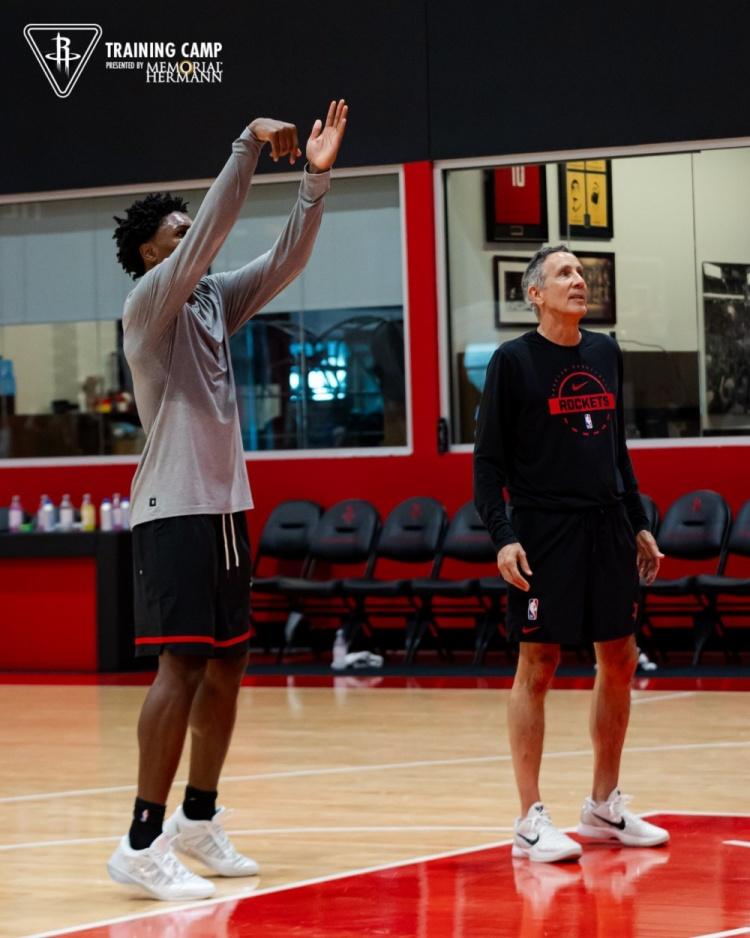 火箭新投篮教练正式开工！与KD有说有笑，重点指导阿门罚球
看NBA上咪咕视频，火