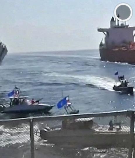 伊朗海军实力比较复杂。整体看，远洋作战能力有限，实力偏弱。像2021年服役的“德