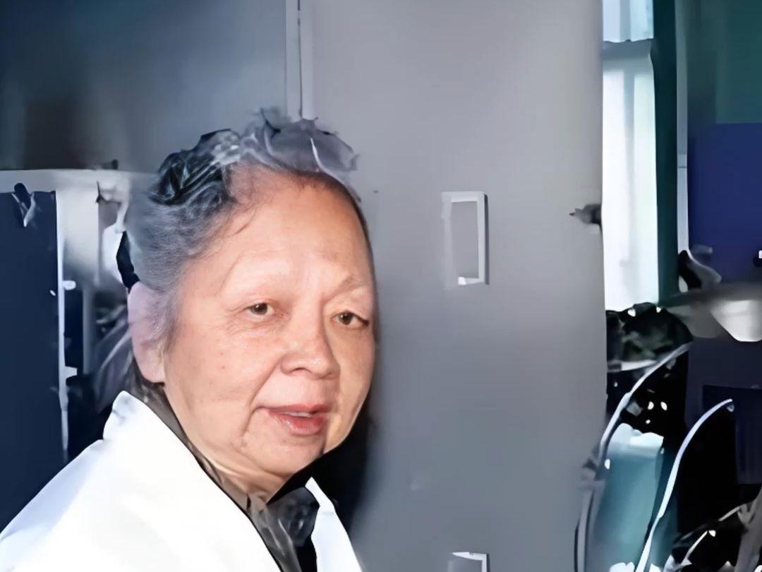 1957年，一个中国女人回国过海关时突然被人拦住。工作人员一把翻开她的行李，掏出