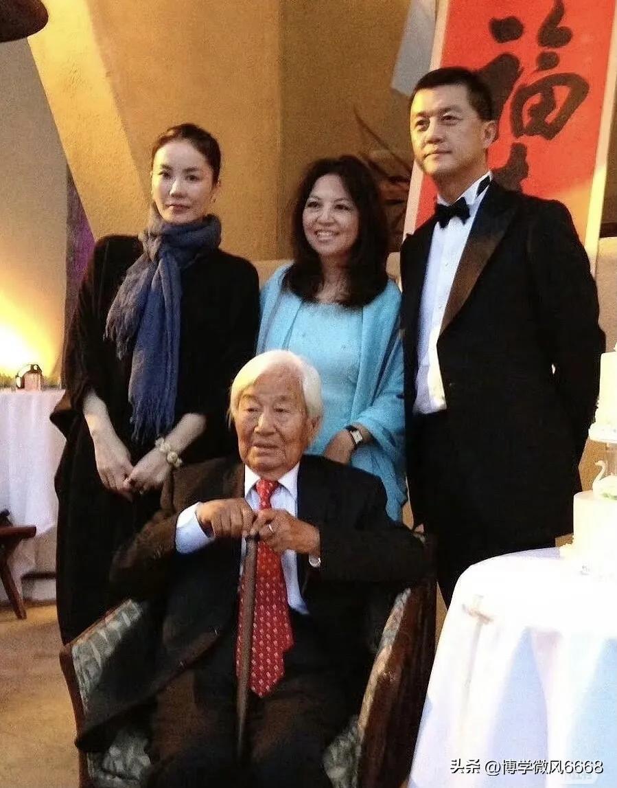这是10多年前王菲和李亚鹏去看望李亚鹏姥爷时留下的一张珍贵合影，王菲是华语乐坛极