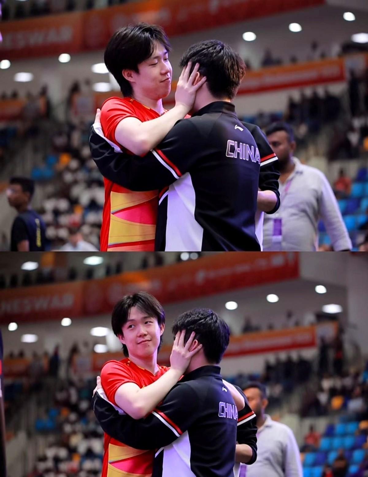 钦哥蹲下来那刻，不是在发礼物，是在还一个债——欠孩子的拥抱。
他抱石头，是兄弟；