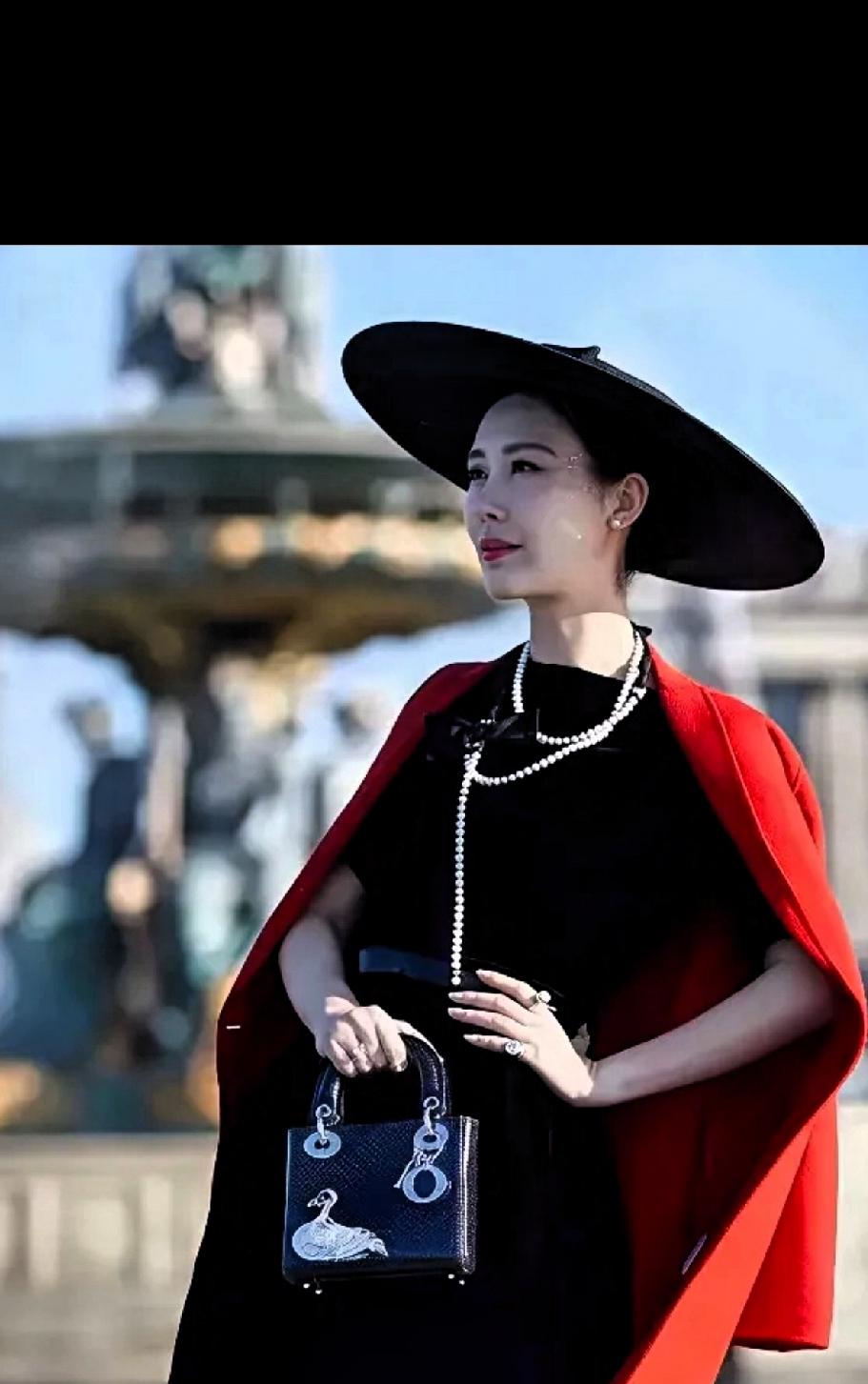 这造型独特到冲击大众审美！
戴个锅盖一样的帽子
不过幸好是黑色。
大家认出来她是