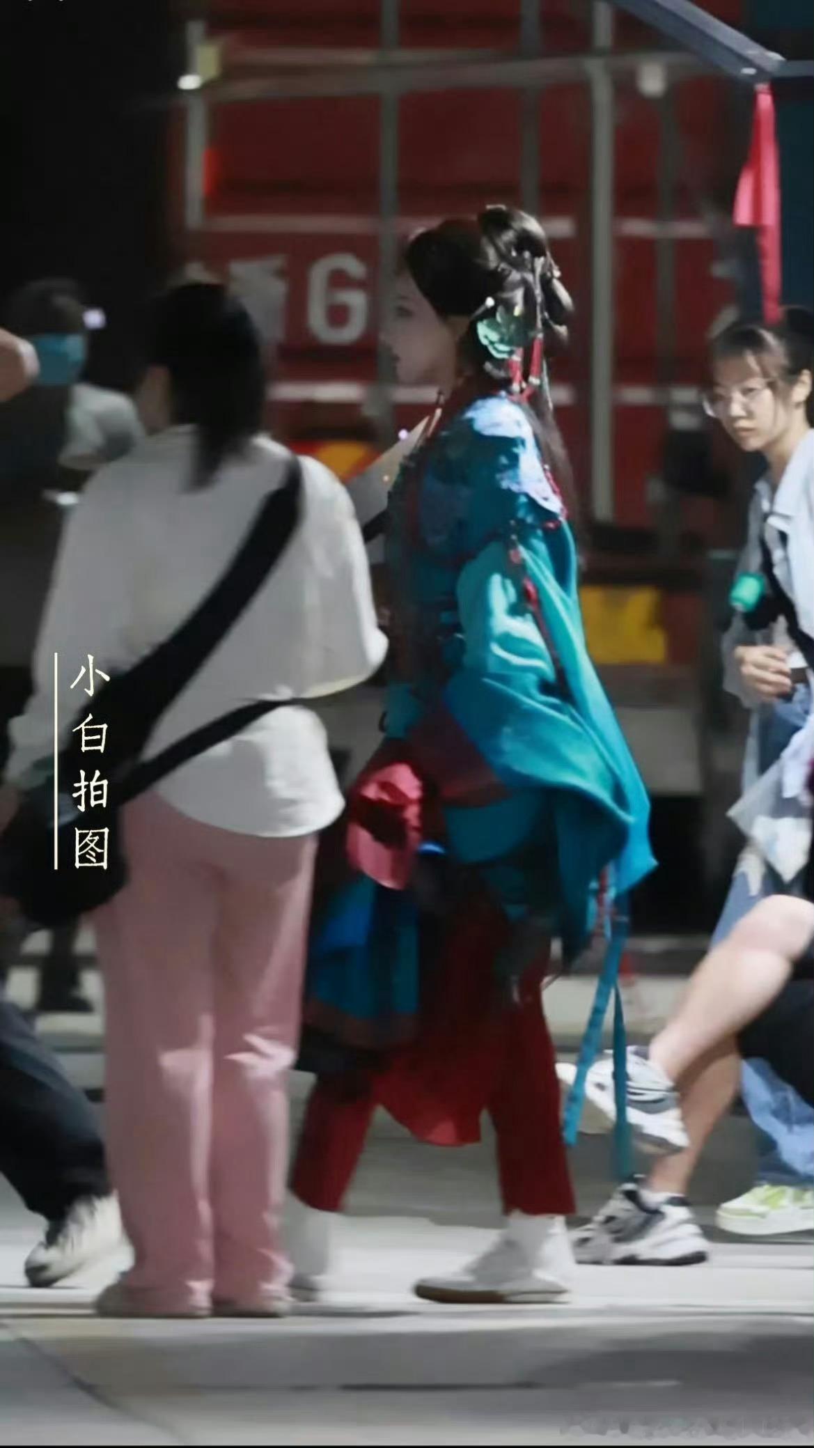真的好美 但是这个红裤子真的好好笑 