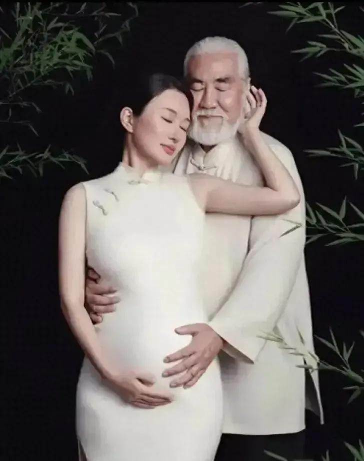 文章

这不是张纪中老先生嘛！73岁高龄，竟然还有个年轻42岁的娇妻，这恩爱秀的