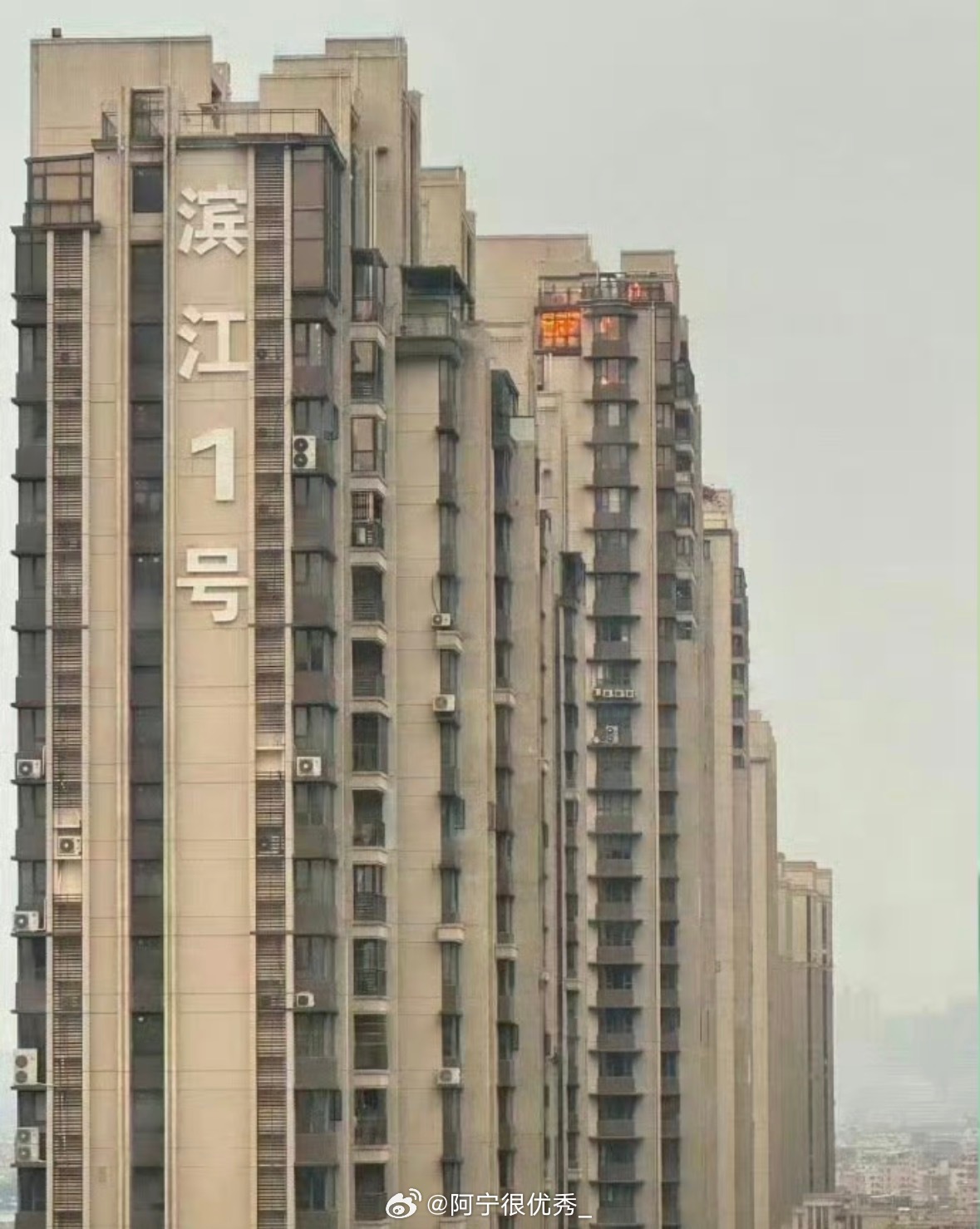 谁家好人把自家装修成这样，对面楼的住户一个月打了6次119 ​ ​​​