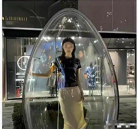 日薪4000，要求是站在这里一天。你们能接受吗？ 
