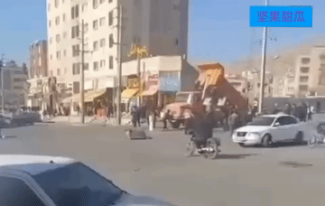 伊朗这场骚乱有预谋，在设拉子，一辆卡车卸下石头后离开，大批青年用它们攻击军警。可