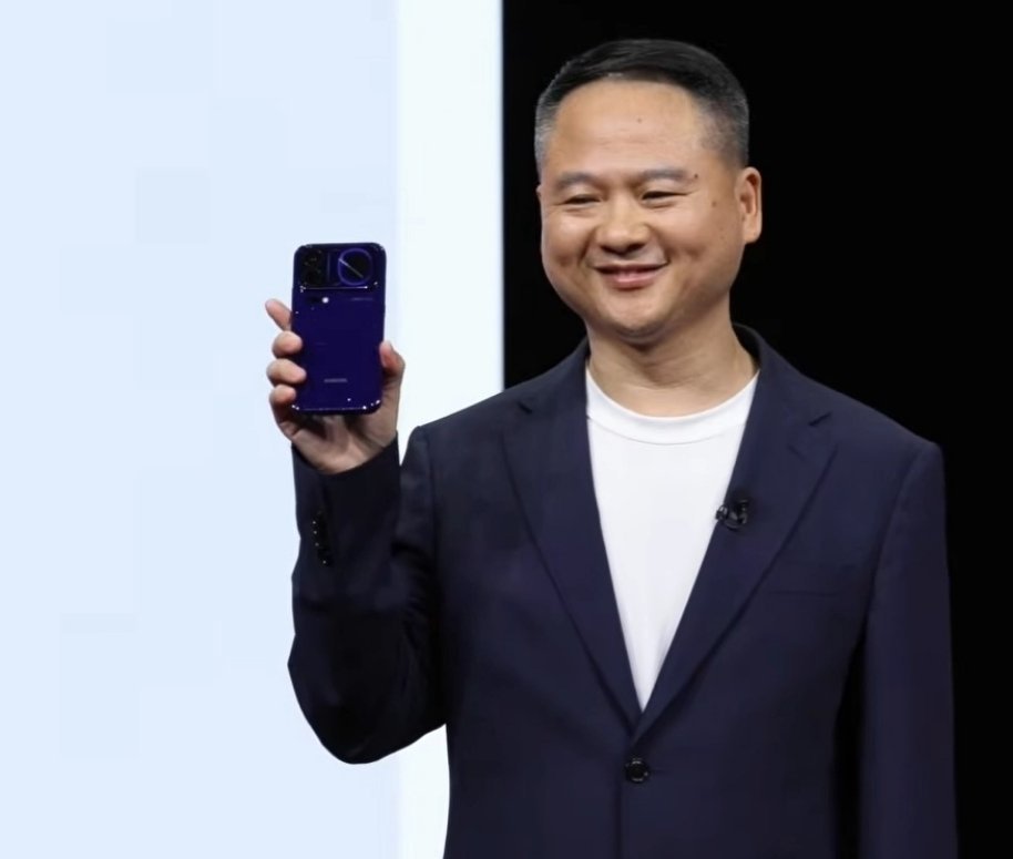 曾学忠直接掏出了小米 18 Pro 系列真机，面向全球观众展示了即将发布的新机骁