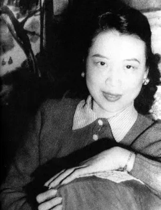 1936年，32岁巴金邀请19岁女粉丝到自己家做客，女粉欣然赴约。谁知，半晌后她