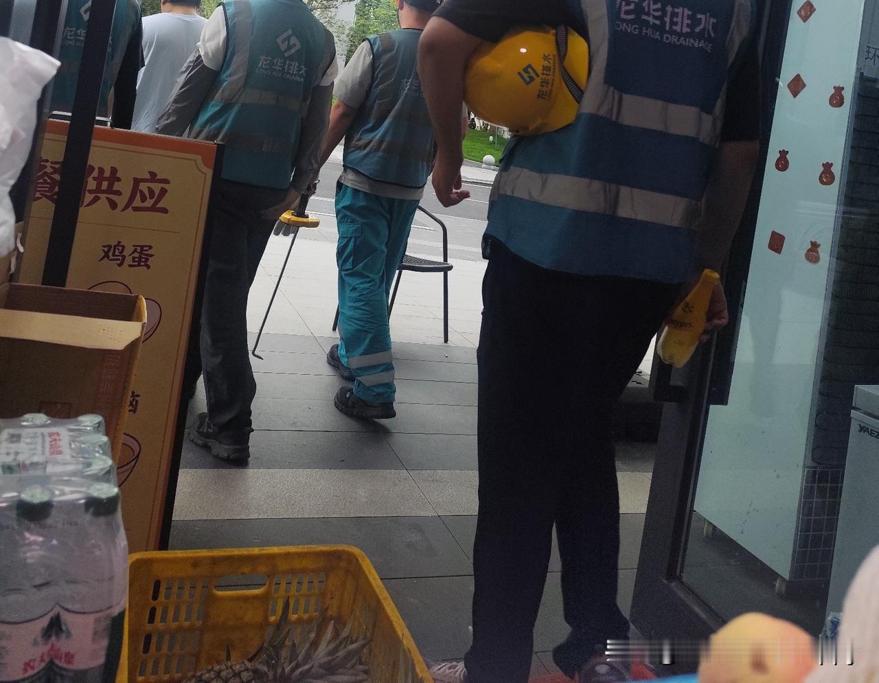 速度真是快呀，上个星期我就发现好多暑假工过来发传单了，真是和以前不一样啊，都想着
