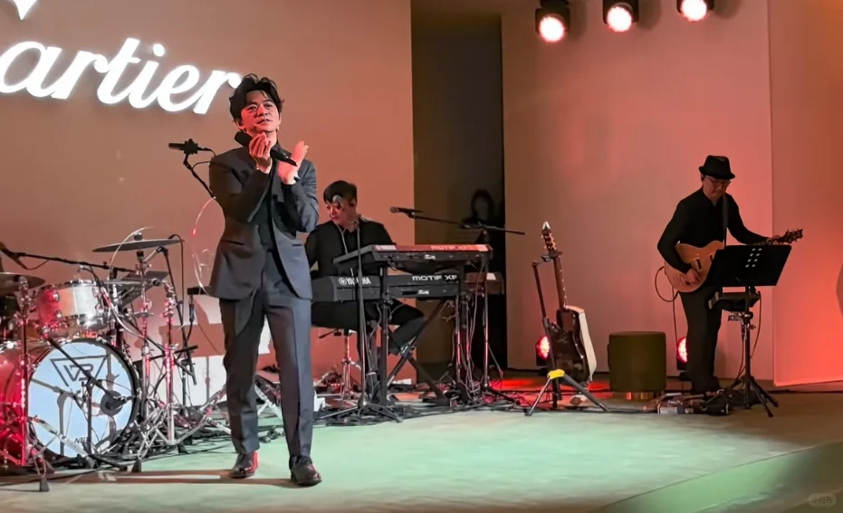 李健被邀请去卡地亚晚宴演唱《风吹麦浪》，台下观众非富即贵，都比较含蓄。...