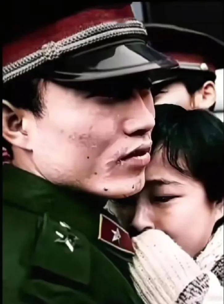 1985年的陕西西安火车站，杨越朝即将奔赴老山前线。他是主动请战的军官，军校出身