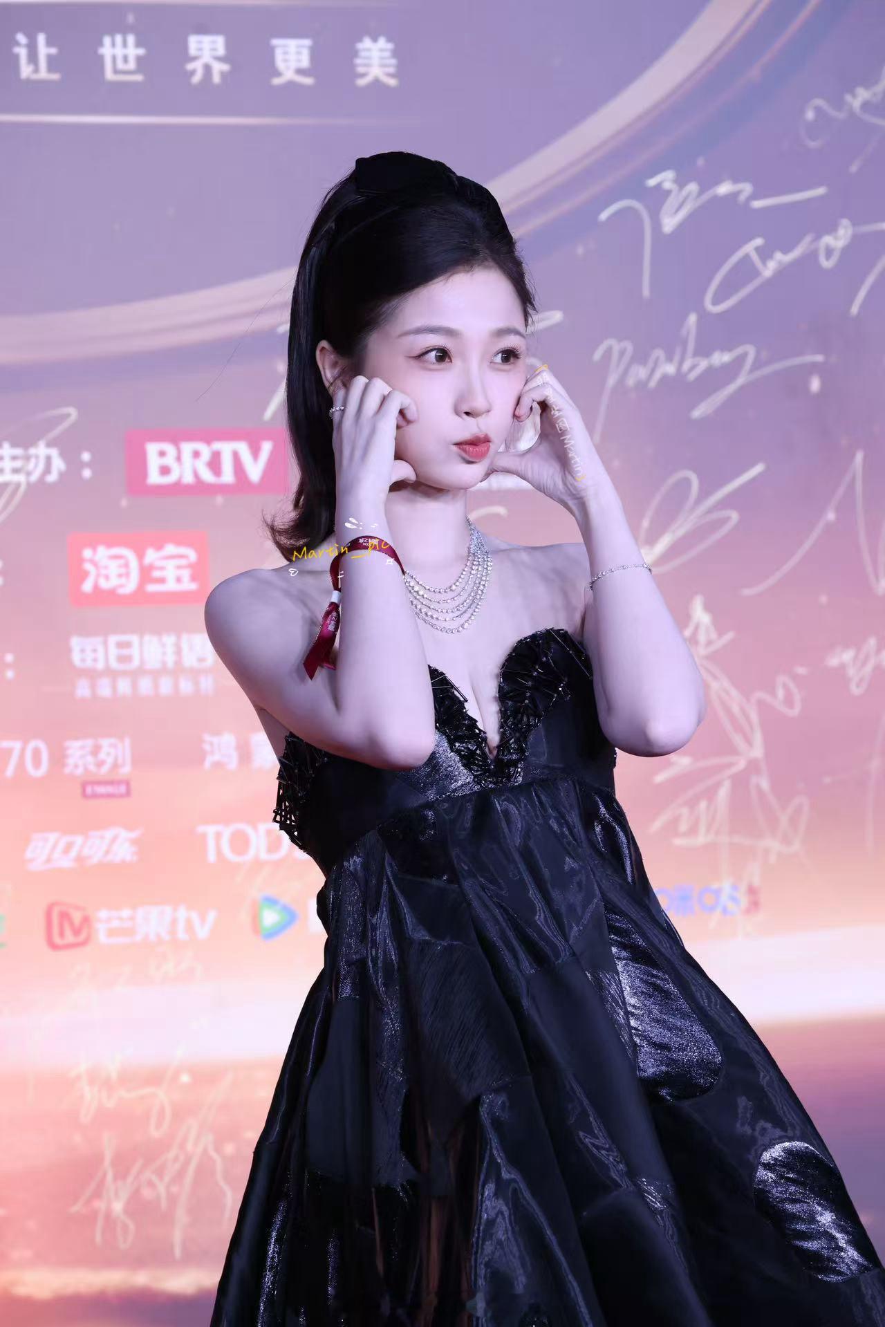 虞书欣[超话]  虞书欣微博之夜红毯生图今日份暗黑系的穿搭，依然挡不住小🐟的古