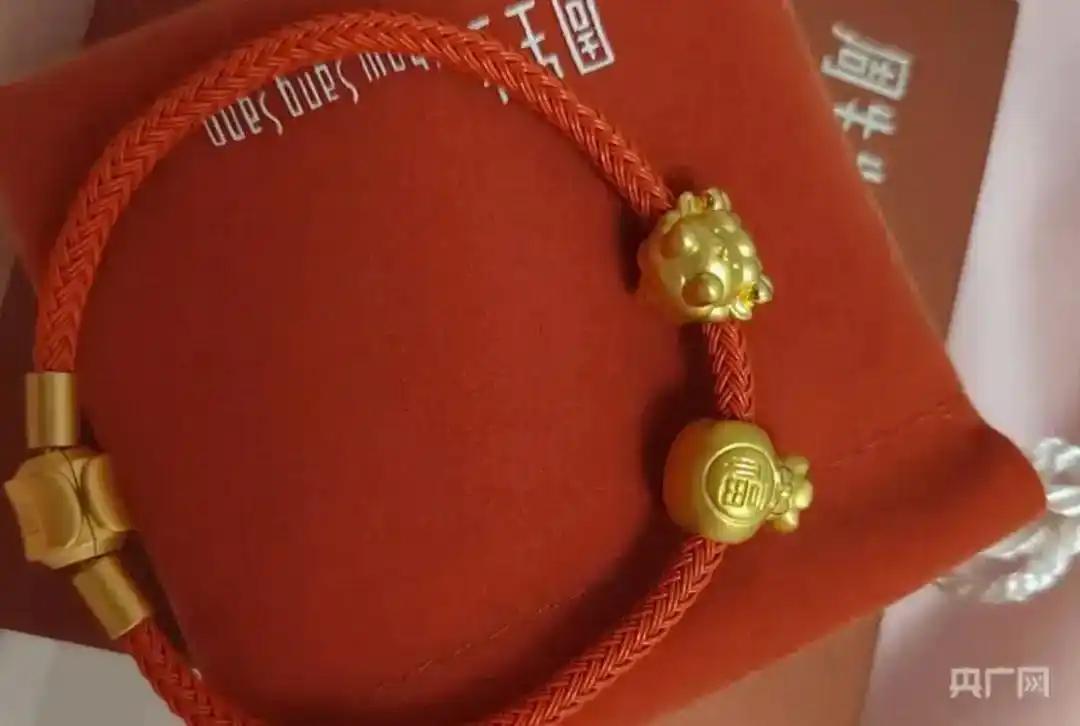 离谱！周生生足金挂坠戴1天就“露馅”，足金挂坠检出铁银钯，金含量差超35%？
广
