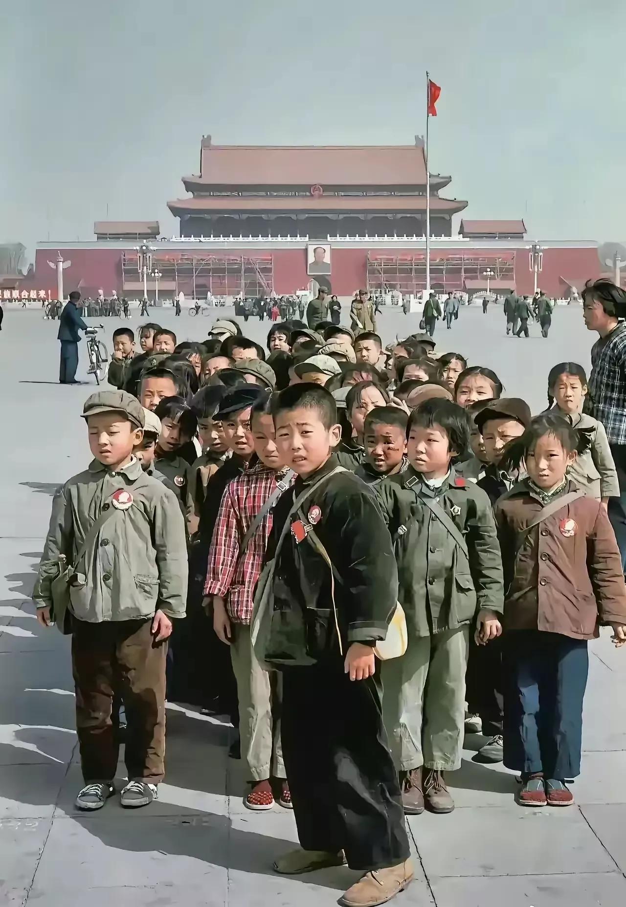 1971年，幸运的孩子。
1975年，小山沟里来了照相的，我才有幸与家人拍了一张