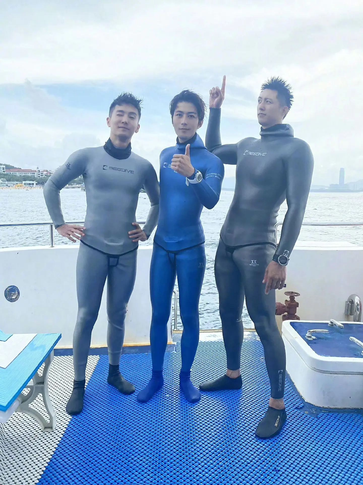 男星潜水服。   咱就是说，内娱能不能专门出一个男星参加的潜水综艺？！