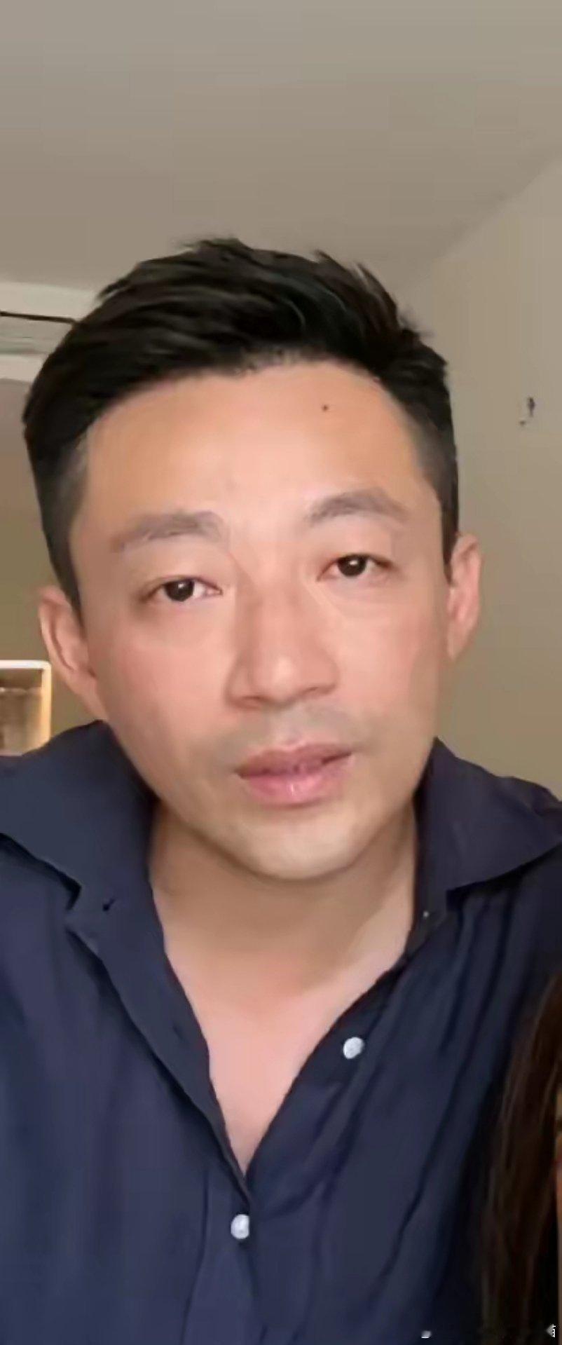 汪小菲说他暂时都要留在湾湾，因为他要和孩子们呆一个暑假，言词中多少有点无奈，要是