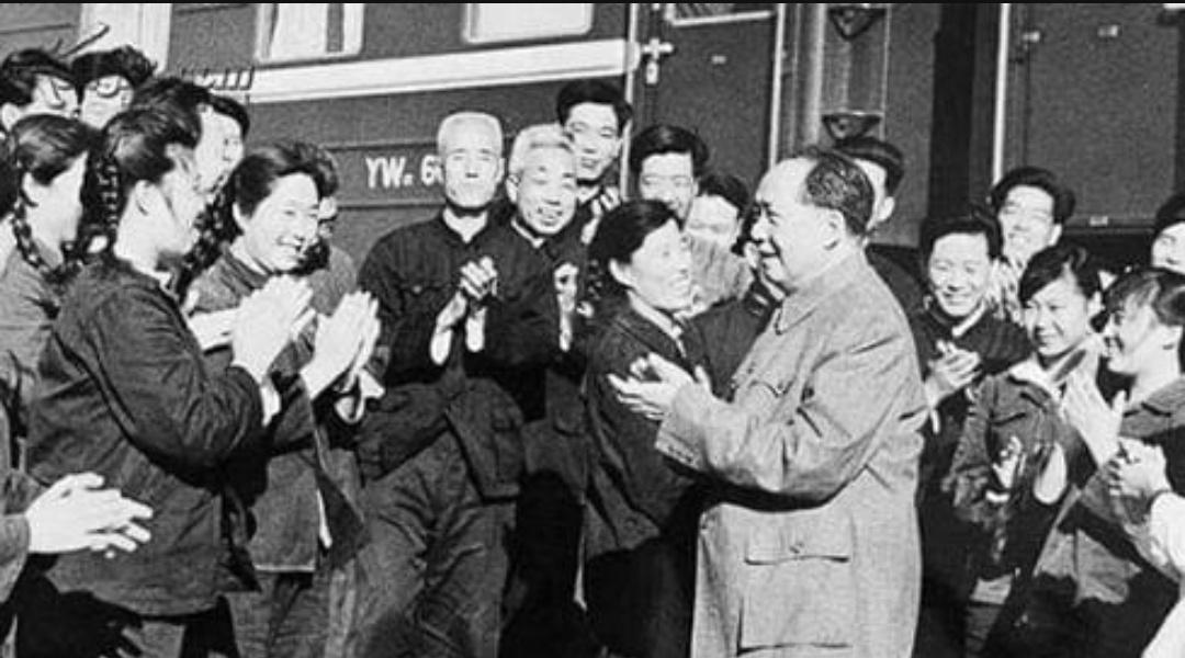 毛主席在专列上不慎摔倒，乘务员不知所措，毛主席却说我们要保密。
 
1956年，
