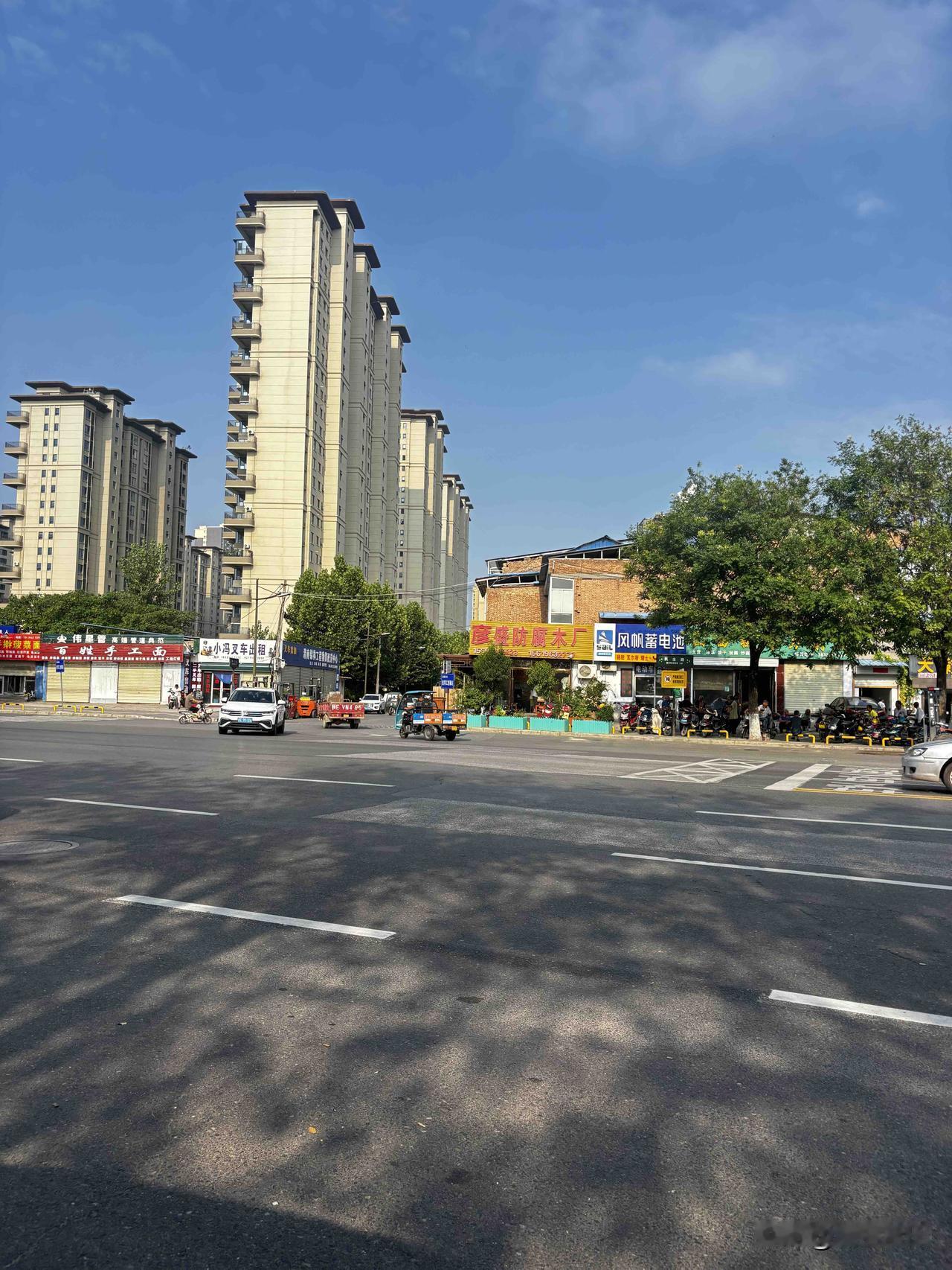 渭南临渭区随拍，这大楼旁边的村子叫什么名字呢？周边被高楼包围了，这村子估计以后也