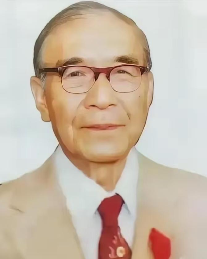 85岁的邝安堃喝迷糊了，把家里23岁的小保姆，当成了自己老婆，保姆全程没反抗，第