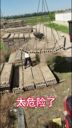 哎呀妈呀，这女人胆子真大！


这女人根本不懂什么叫危险，草帽不等于安全帽！
女