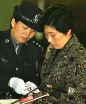 2001年，湖南“女老虎”蒋艳萍被判死刑之后，她还在想尽办法逃脱牢狱之灾，在就她
