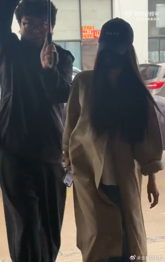 李一桐手上有针孔 淋雨拍戏 + 过敏急诊，想想都难受，希望快点好起来 