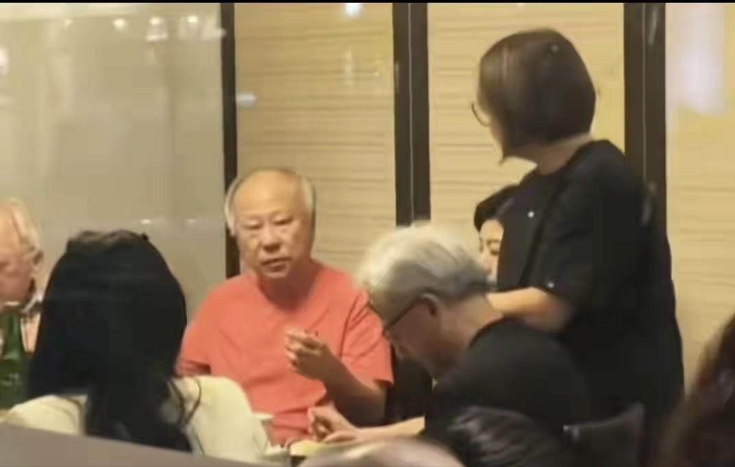 大佬又如何，一样难逃“血脉压制”！

黄仁勋连夜飞回台湾，跟大哥一家和父母一起聚