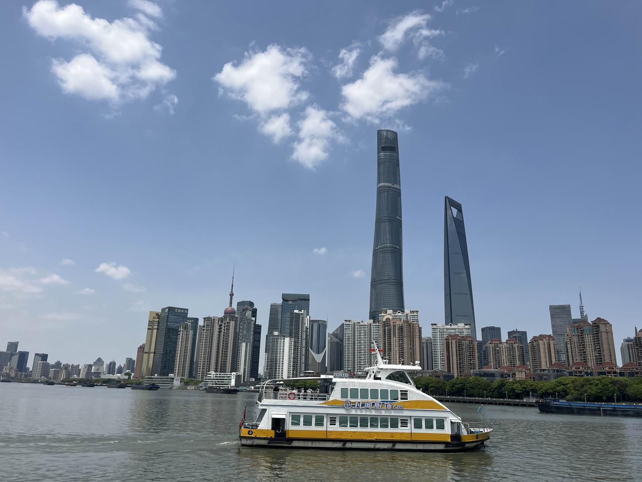 马上就要放五一小长假，上海这个雨下了两天不带停的，不过买了票来上海游玩的不用担心