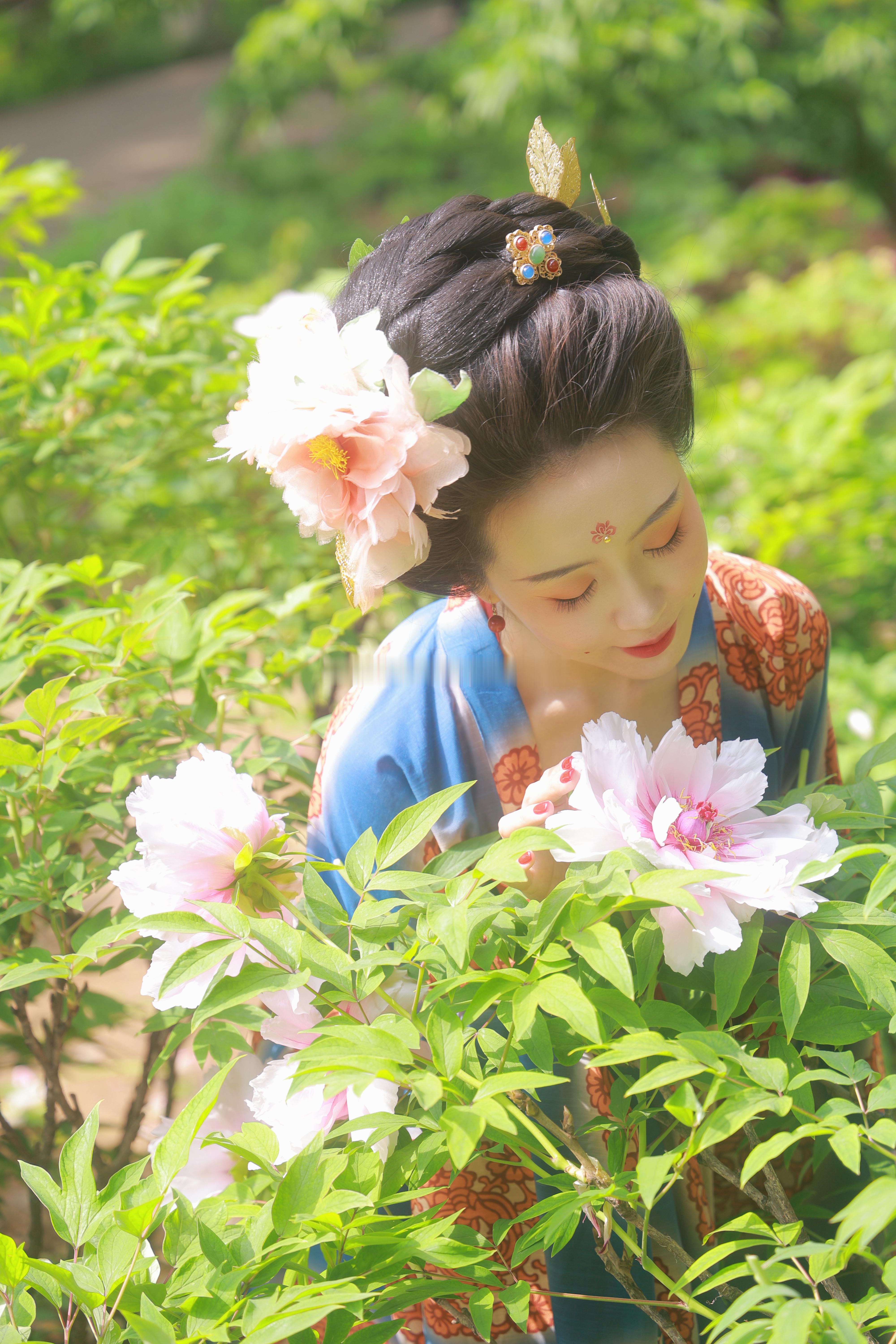 国色芳华中杨紫嘴角为何有小红点 看国色芳华看的上头了，今年四月洛阳牡丹开放的季节