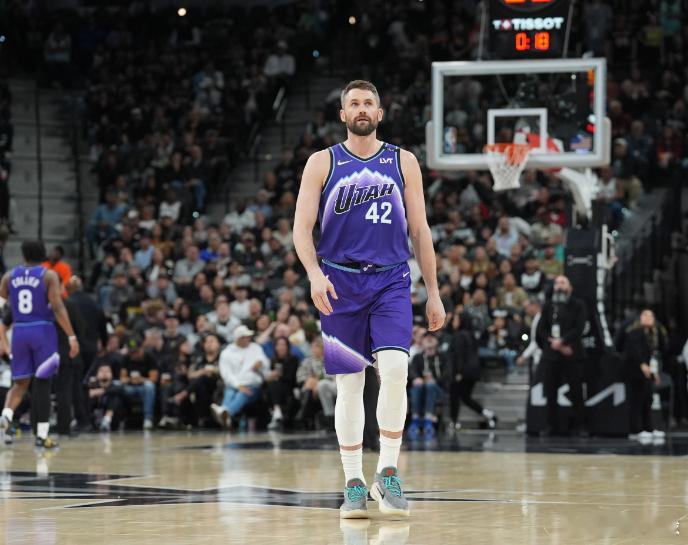 今日，湖人记者Ryan Ward表示湖人可以引进乐福，乐福不仅能在替补席上提供可