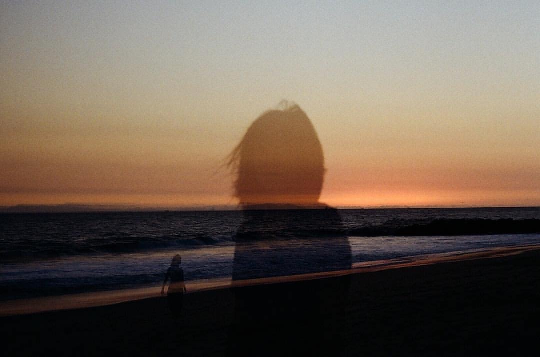 人类总是从自己选择的人生，看向自己没有选择的另一种人生， 感到羡慕，感到后悔。|