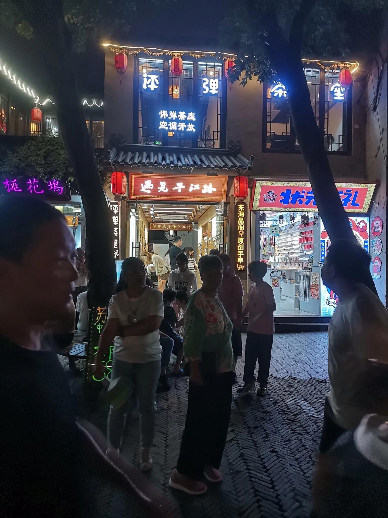 好友诗文送清香，醉入心扉久未忘。姑苏自古繁华地，今朝更胜昔日昌。上月亲遊平江路，