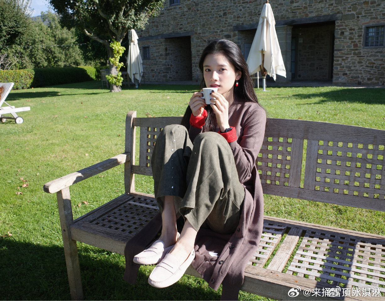 艳阳下的张婧仪真好 ​​​