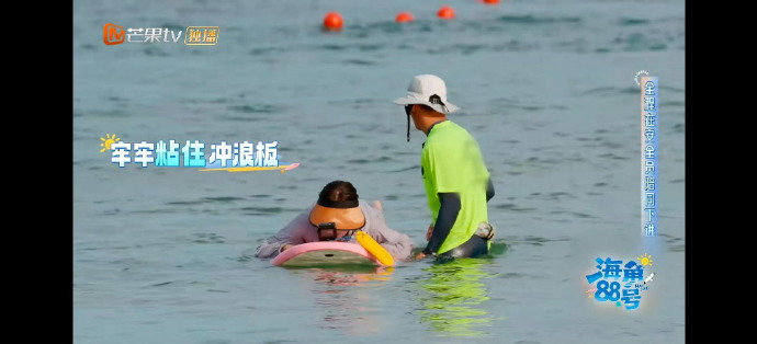 刘涛粘在了冲浪板上海角88号刘涛[超话]47 岁刘涛冲浪状态绝了！小麦色皮肤配专
