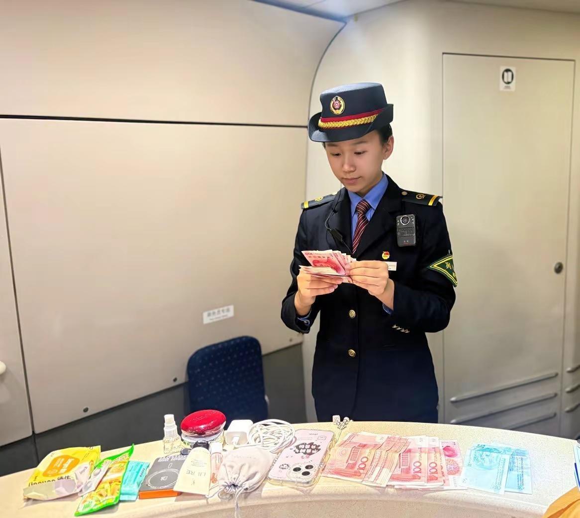 由厦贵车队担当的G1679次列车， 列车长帮助旅客找到遗失物品背包，内有手机、现