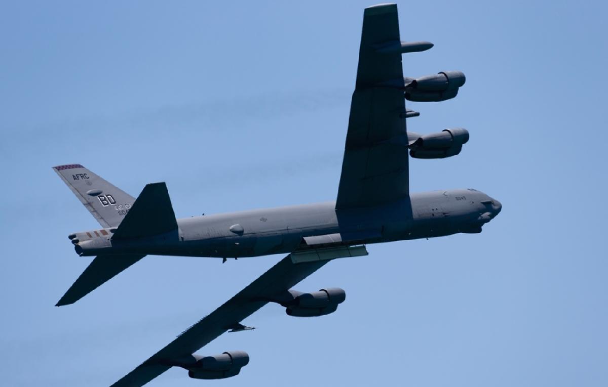 【特朗普曝快打了，B-52轰炸机现身委内瑞拉附近模拟攻击】

特朗普在11月27