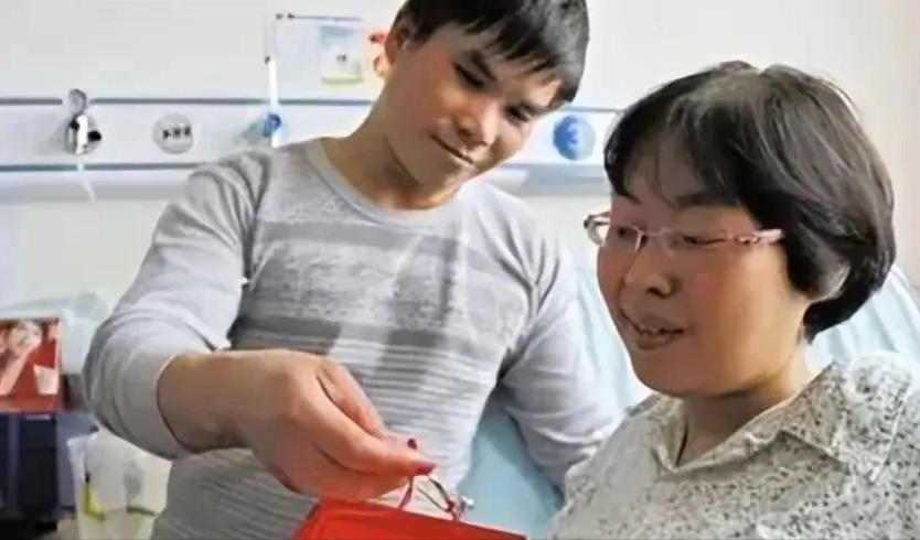 “医学奇迹！”2011年，江西一男子不顾家人反对，娶瘫痪女子。新婚夜前夕，岳母支