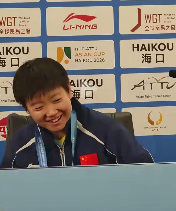 孙颖莎让人心疼，她太累了。
海口亚洲杯赛后采访，孙颖莎累的说想靠一会儿，不管再累