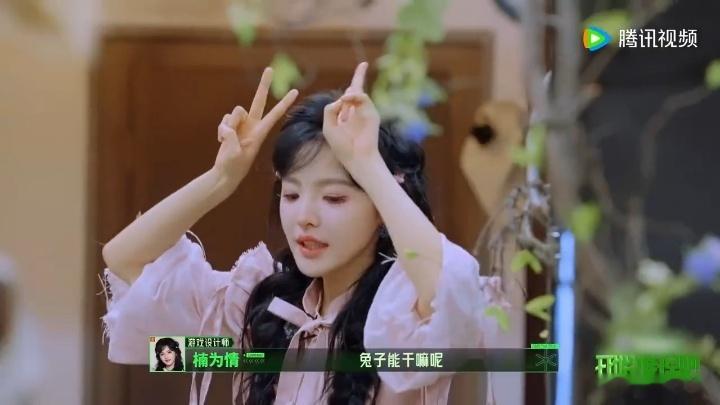 周柯宇站在那笑得毫无形象，章若楠每动一下他都跟着乐。这种单向输出可爱暴击的场面，