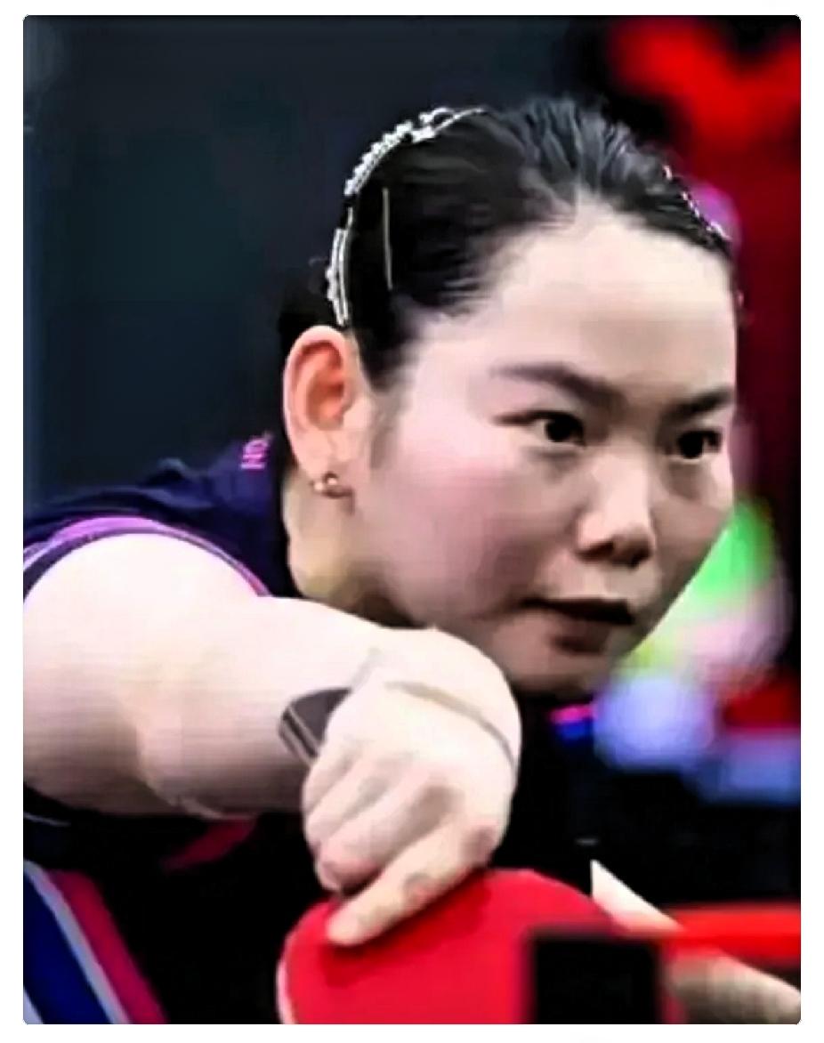 终于明白！为什么其他陪练都走了，何卓佳不走。

她跟莎莎原来有四个人陪练小组，后