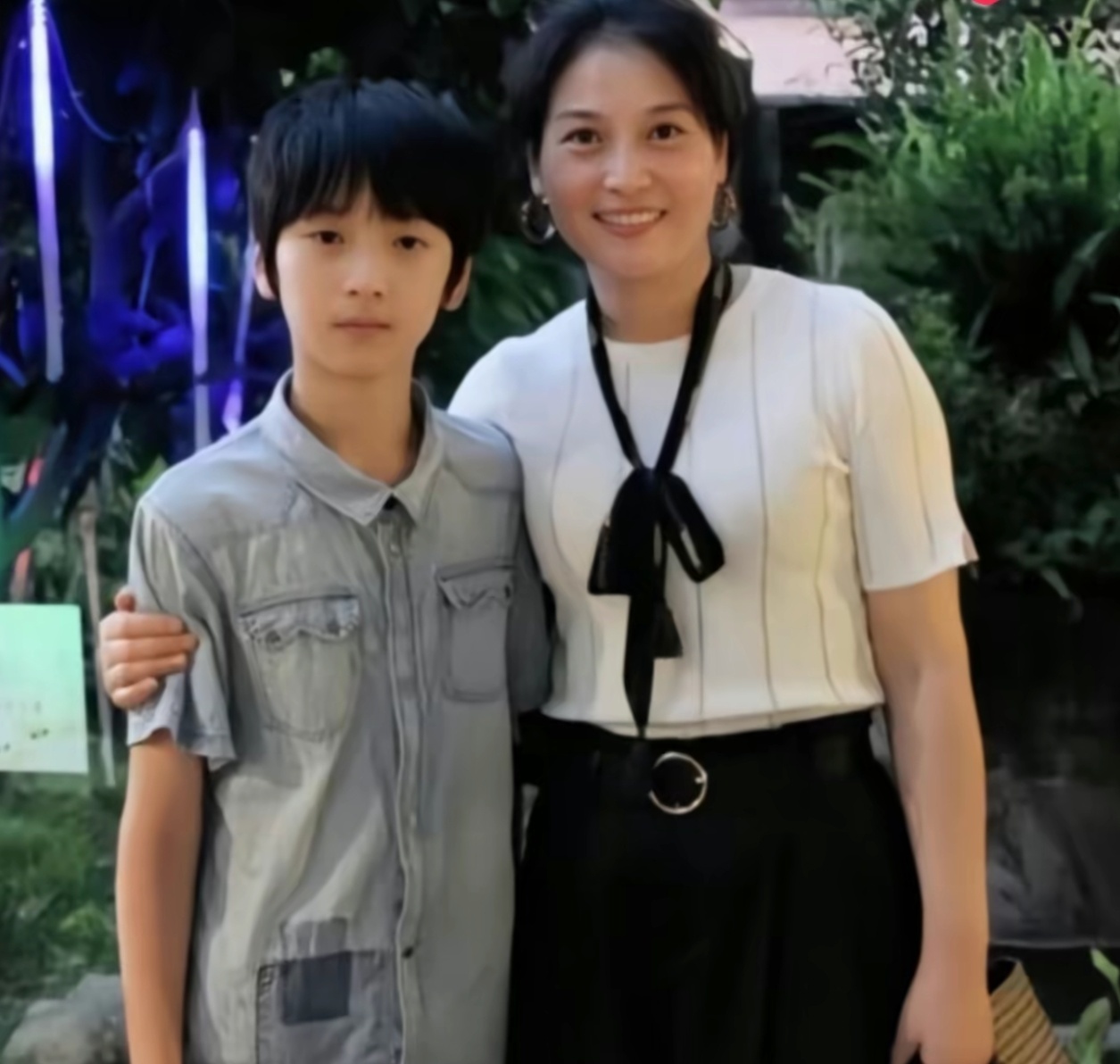 严浩翔的原生家庭情况，在网上曝光得越多，对于走流量路线的他越不利，严军男士、周琼