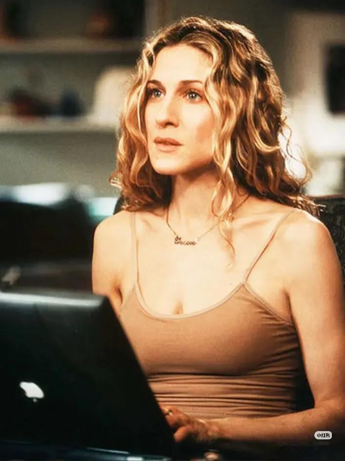 不管男人女人，生命力最吸引人。
所以穿搭的尽头，是生命力的外在显化。
你不是在秀