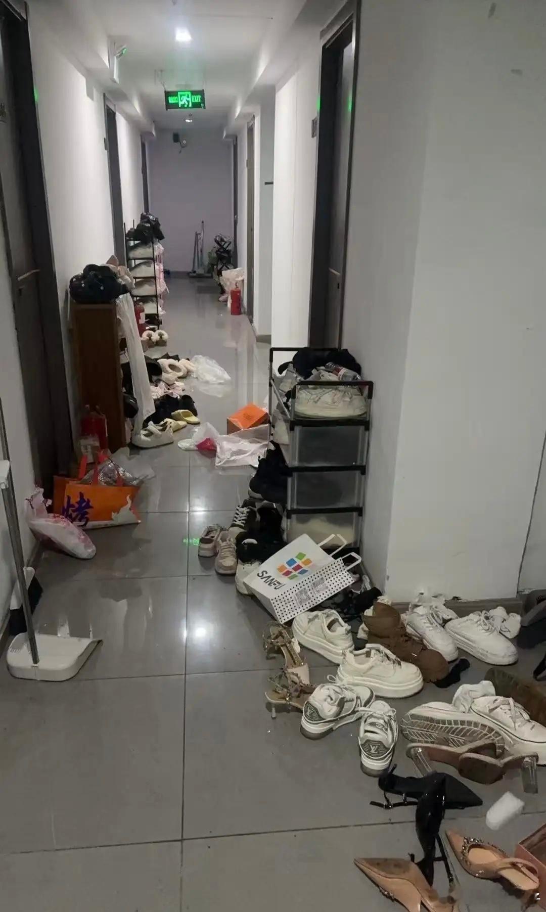 租房遇到这种邻居怎么办？跟房东反映了，这个事情也一直没解决，刚好我家也是住到最里