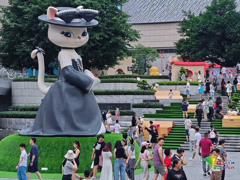 Jennie 今年Met Gala造型出圈成这样！！重庆万象商业街巨型猫猫造型与