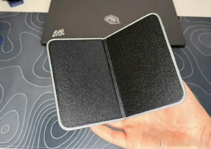 折叠屏iPhone外观实锤要是苹果折叠屏长这样，价格卖1万多的话，那估计还是会有