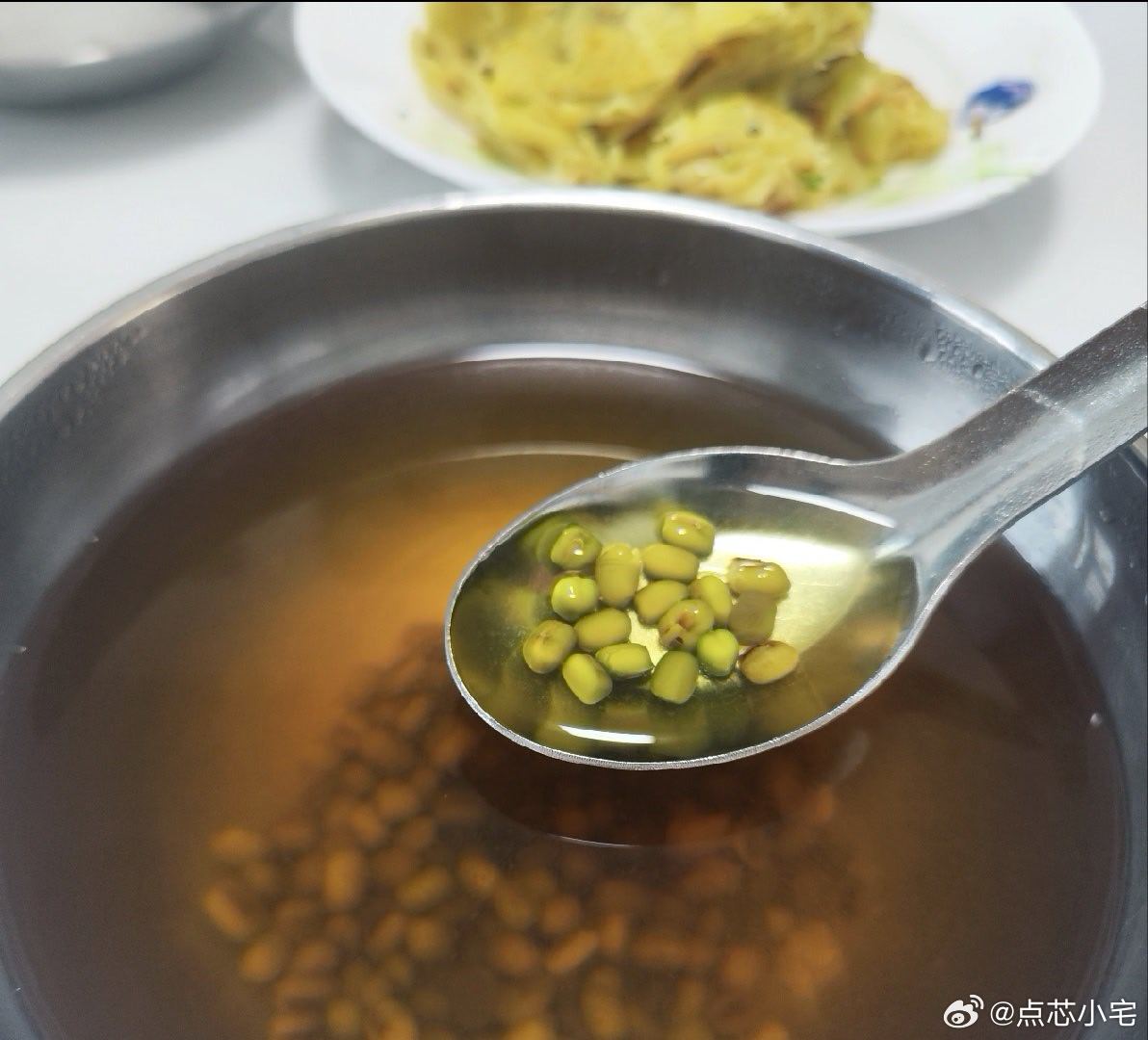 女子把绿豆汤当水喝致脑出血  大家一定要记住物极必反啊，绿豆汤本身没有任何问题，